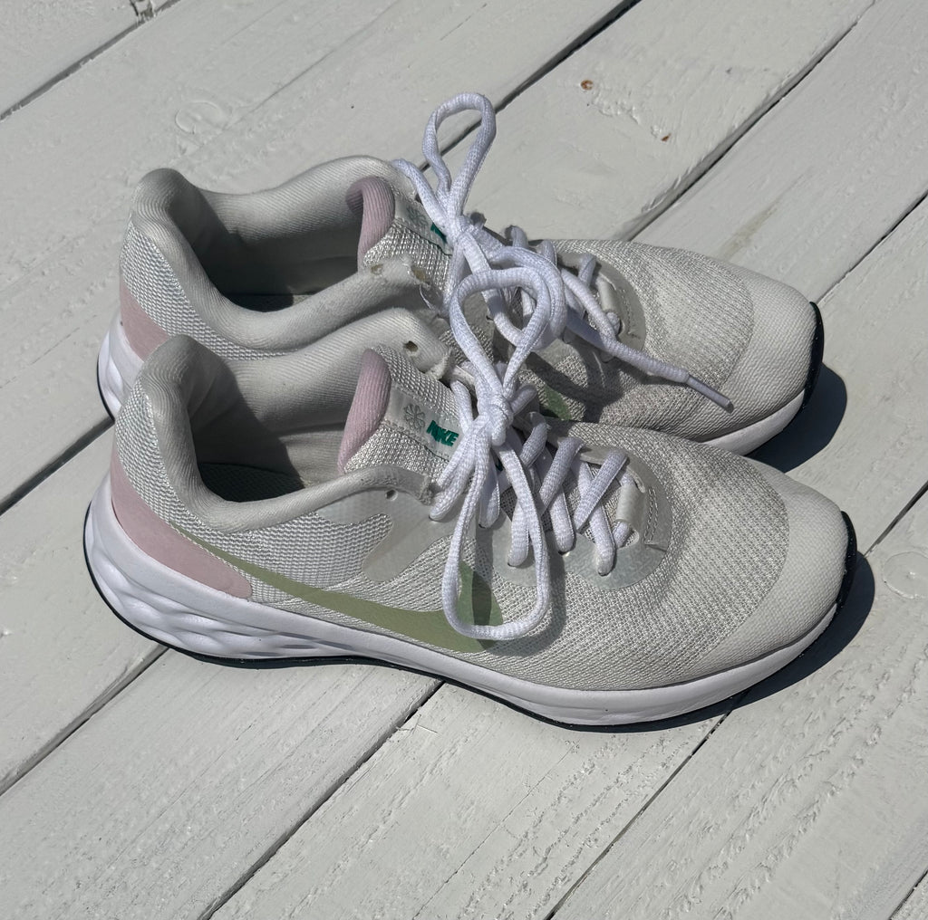 Nike Sneakers - 6.5