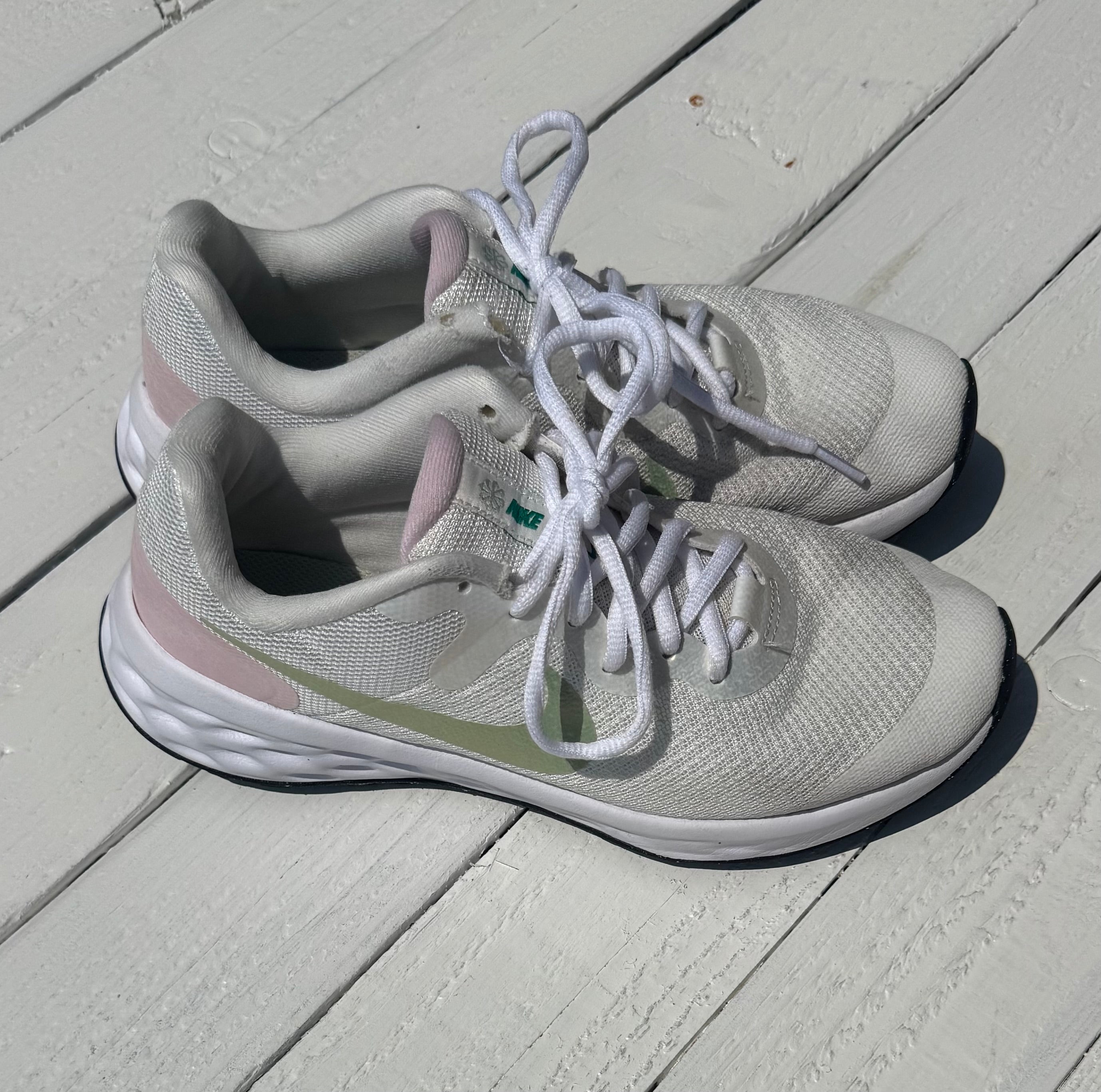Nike Sneakers - 6.5