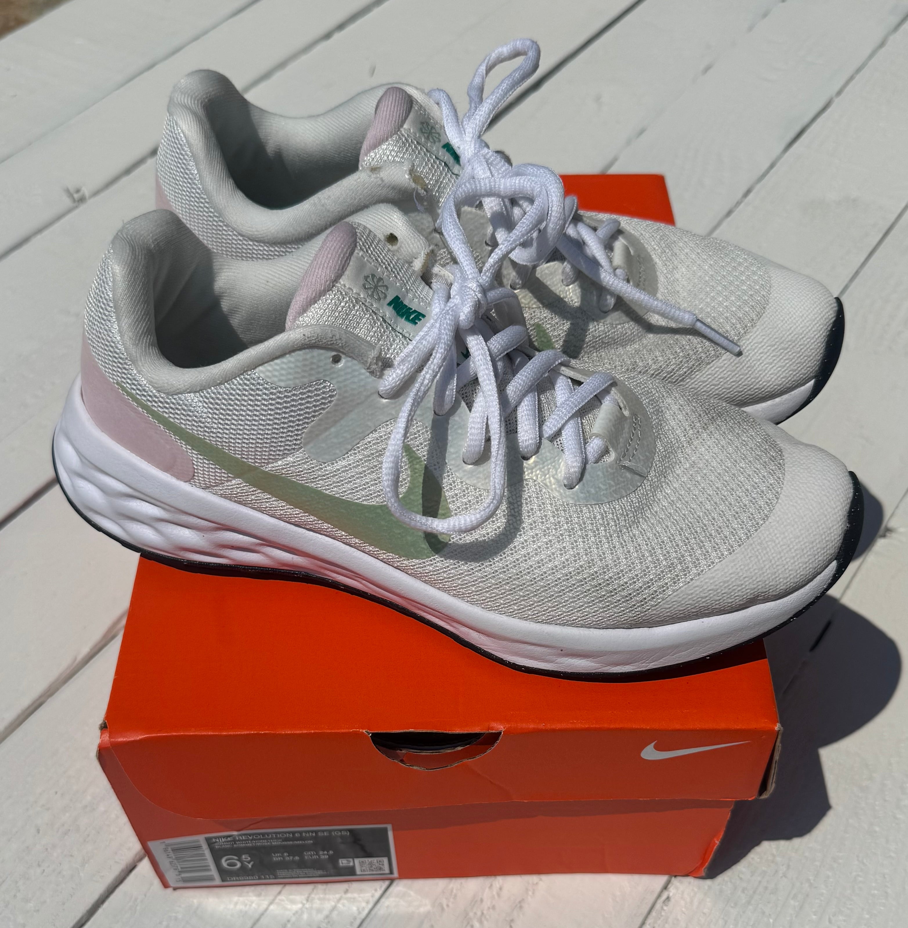 Nike Sneakers - 6.5