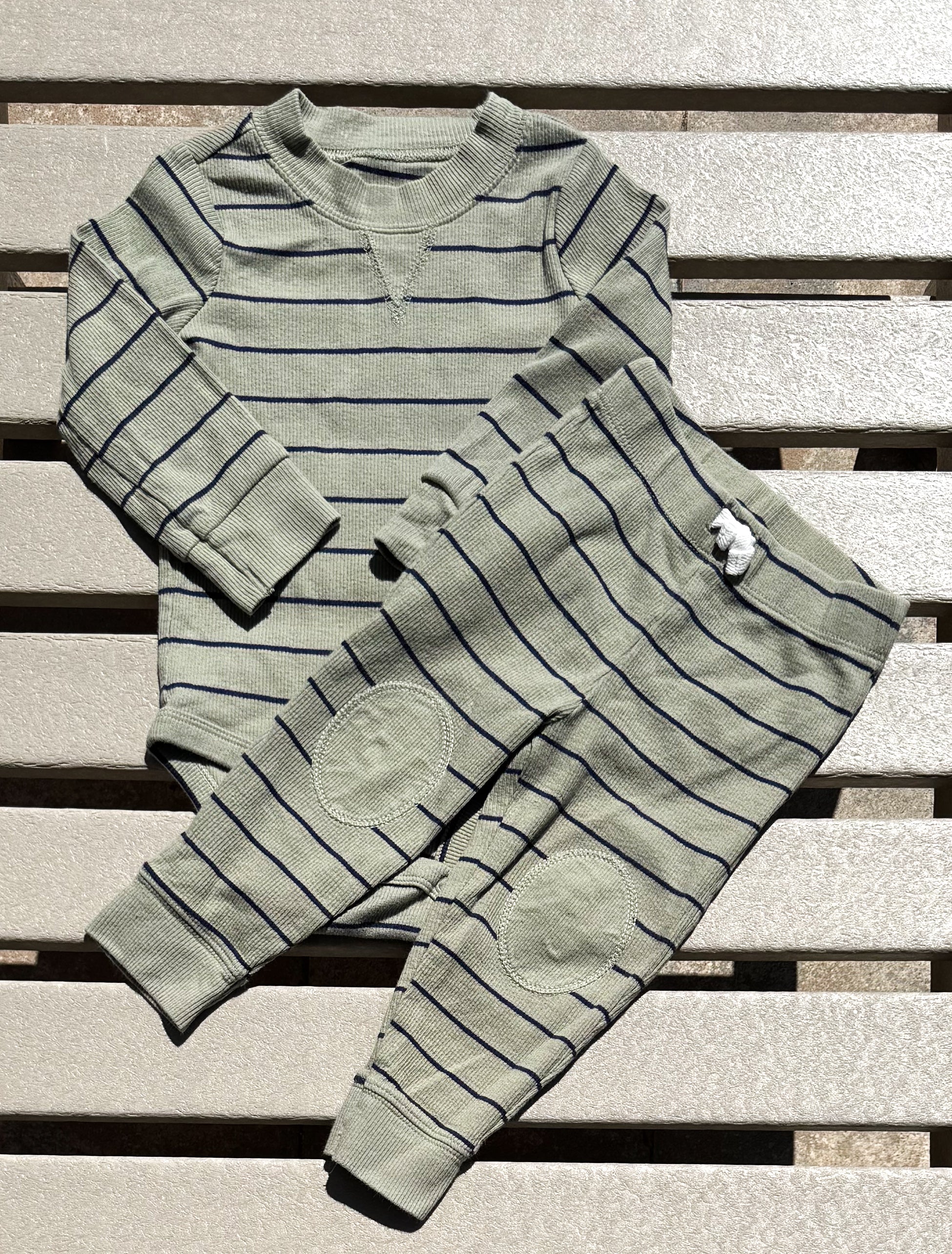 Carters Outfit -12M