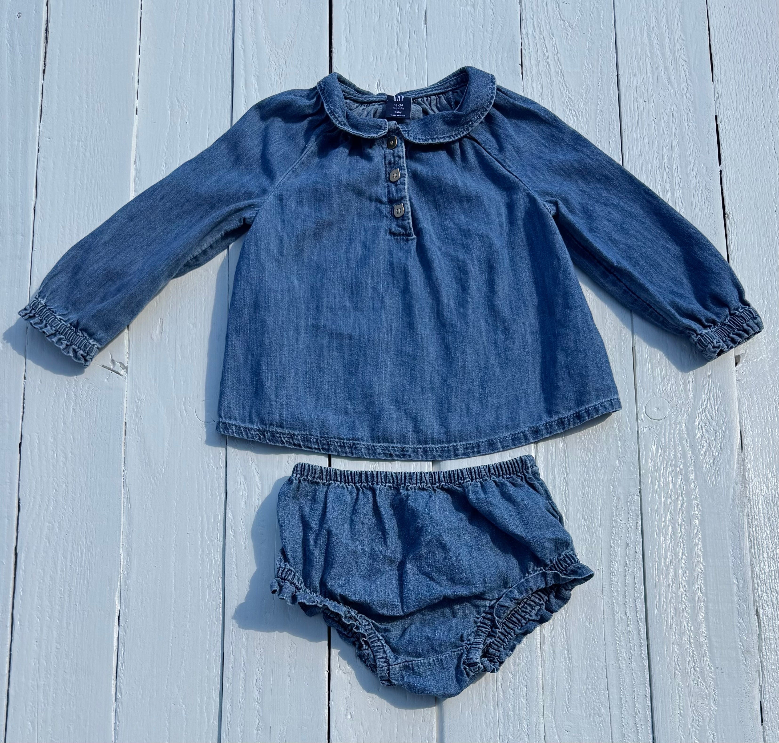 Baby Gap Outfit - 12-18M